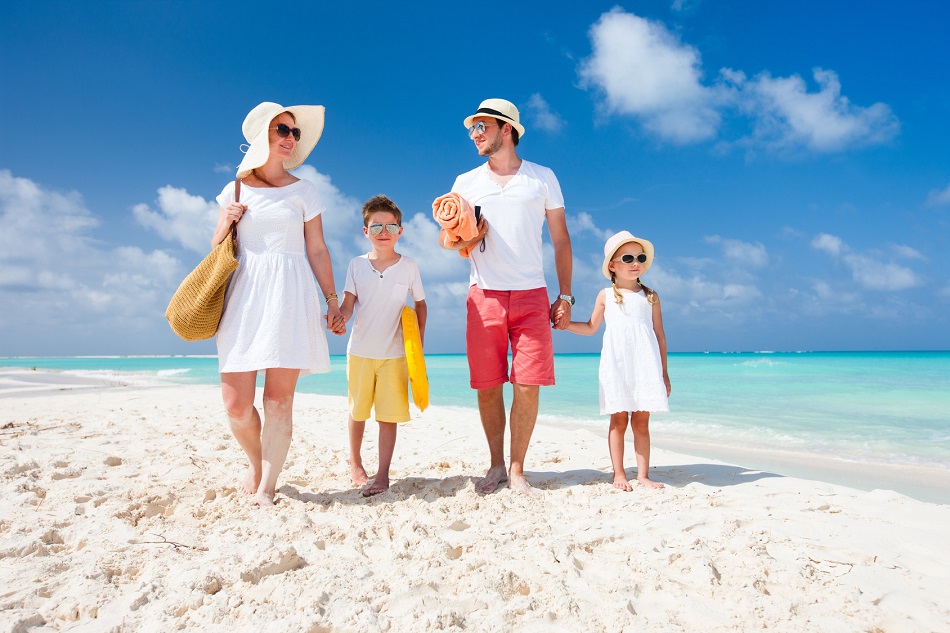 Family on a tropical beach vacation A legfontosabb kellékek a strandon!