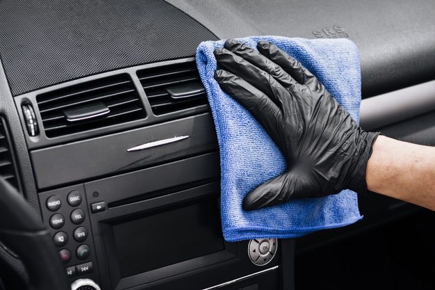 close-up-person-cleaning-car-interior_23-2148194073 Baktérium-veszély az autódban