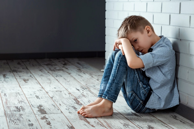 young-boy-sits-alone-with-sad-feeling-school-near-wall_99433-18 Ezért se verd a gyereket!