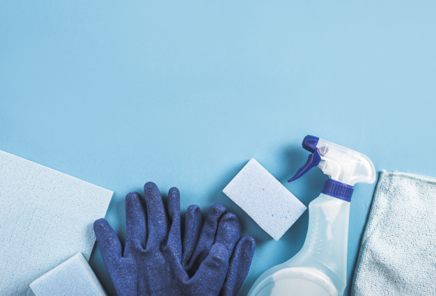 high-angle-view-spray-bottle-gloves-sponge-blue-background_23-2147860263 Hogyan vedd fel a harcot a makacs penész ellen?
