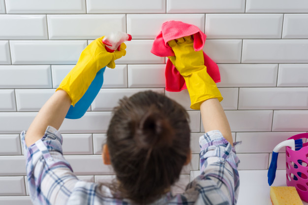 woman-is-cleaning-bathroom-home_116407-1237 3 tipikus folt a fürdőszobában és a megoldás